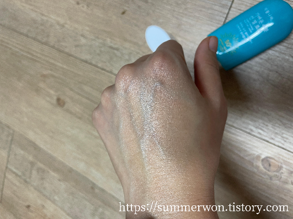 식물나라 수분선젤로션 손등 도포 후