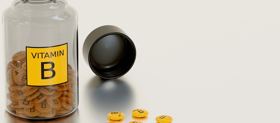 여러 가지 비타민이 병에 담겨 있다