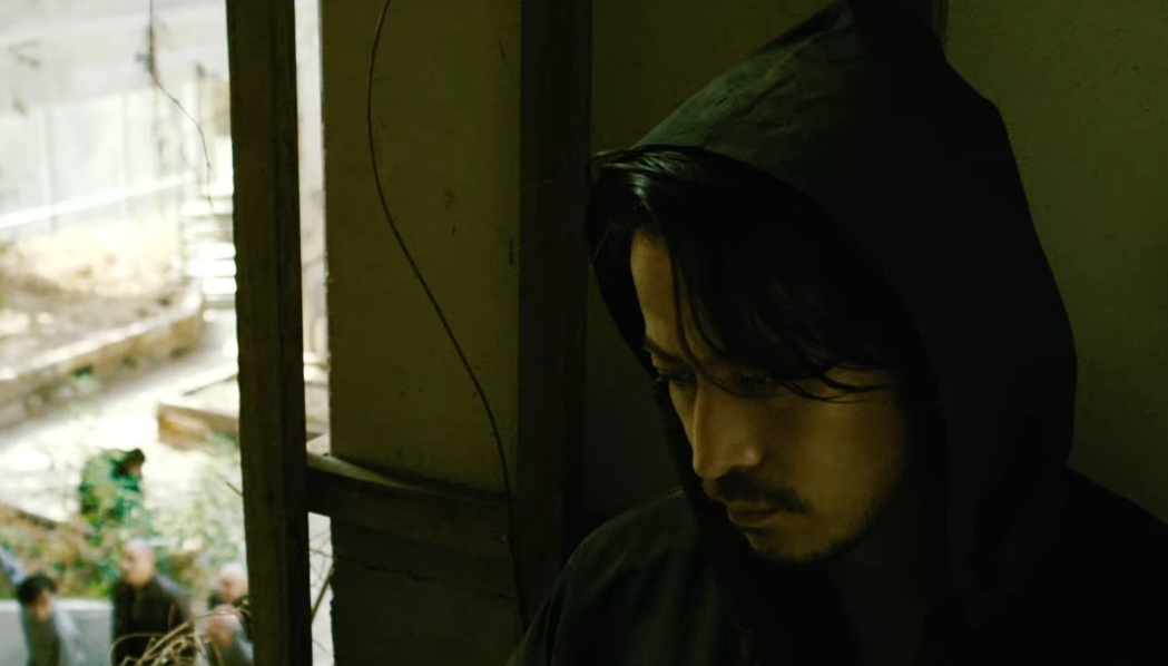 헬독스-한남자가등을기대어있음