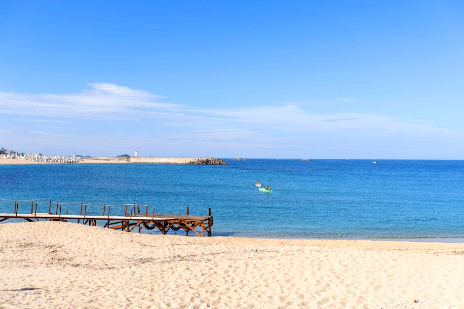 바다위 보트타는 사람들이 있다.