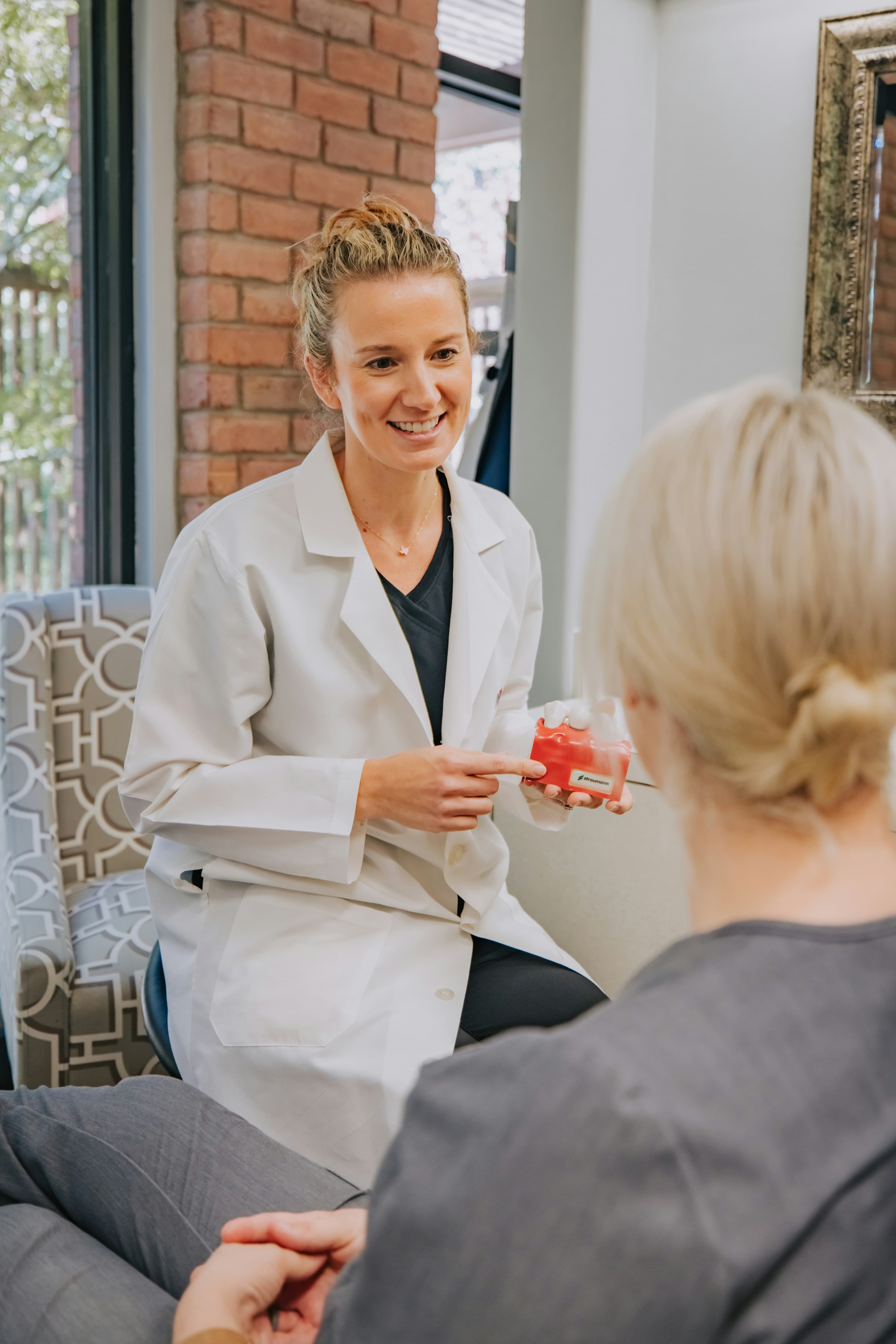 "의사가 환자에게 건강 상태와 치료 방법을 상담하는 모습"