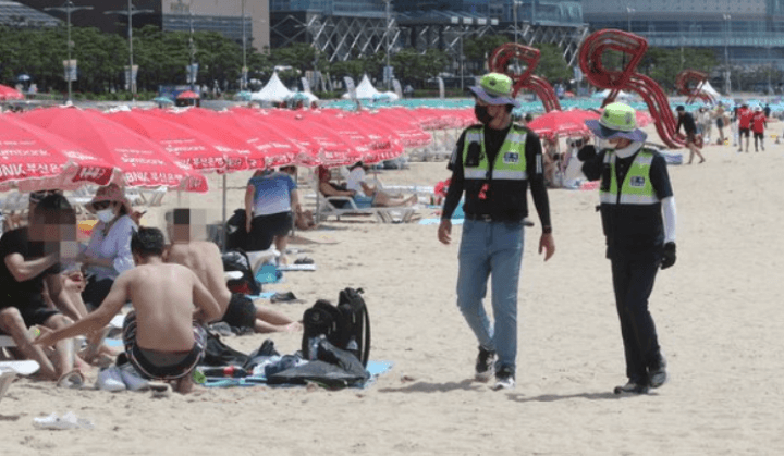 바닷가-모래사장-코로나-감시관