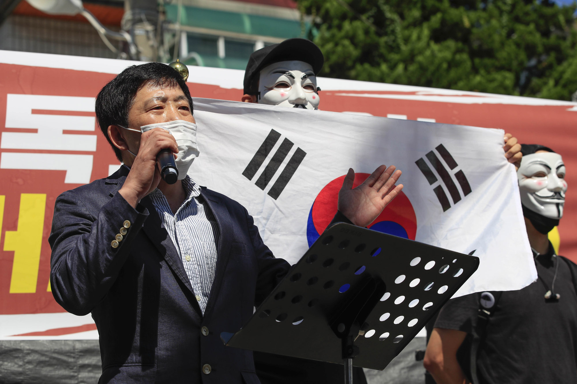 북한의 대남 오물 풍선 살포 사태, 만약 오물 아닌 생화학 무기를 싣고 있었다면? - 오물 풍선의 원인 제공한 자유북한운동연합의 박상학, 니가 그 똥 다 치워라 북한의 대남 오물 풍선 살포 사태, 만약 오물 아닌 생화학 무기를 싣고 있었다면? - 오물 풍선의 원인 제공한 자유북한운동연합의 박상학, 니가 그 똥 다 치워라