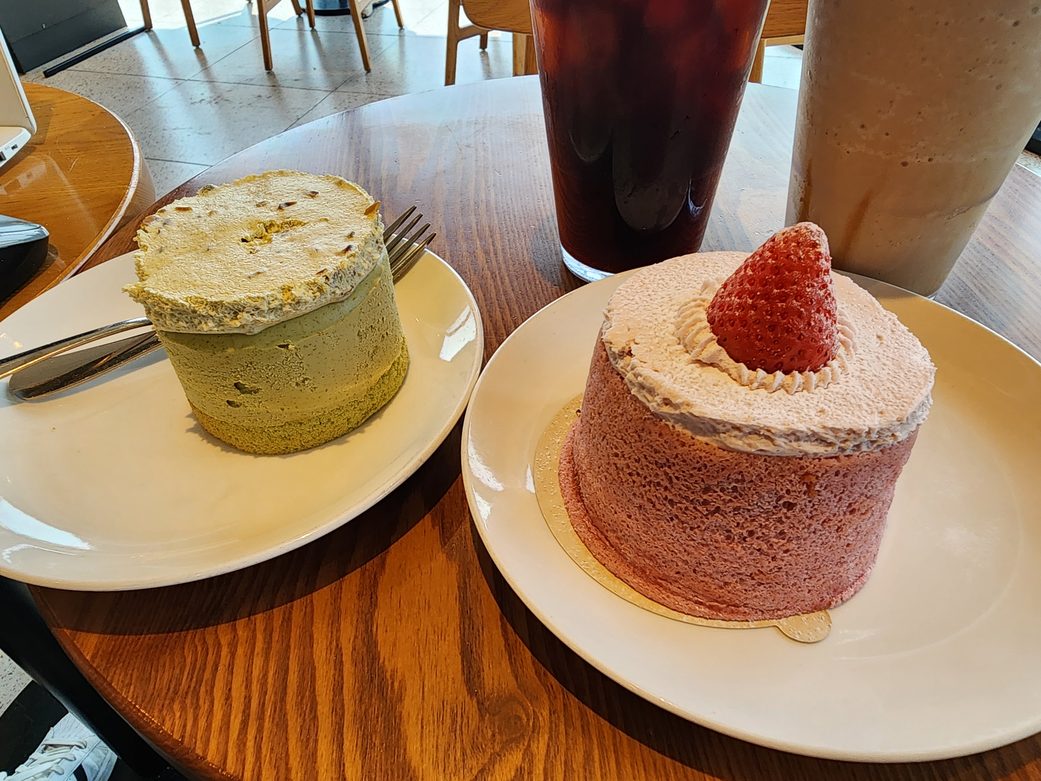 스타벅스-클래식밀크티블렌디드-피스타치오무스케이크-딸기크림쉬폰케이크-남양주삼패점-주차