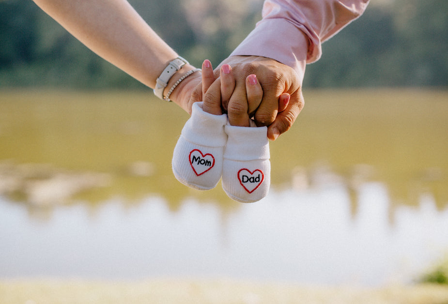 small-socks-with-the-words-mom-and-dad