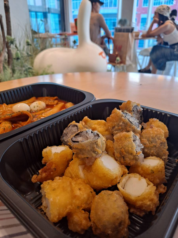 옥희분식 메뉴 너머 토끼조형물