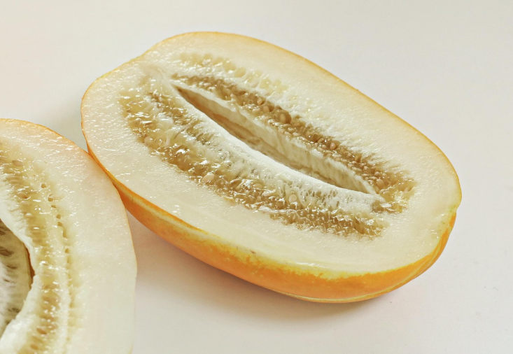 신선한 참외를 반으로 갈라놓고 속을 촬영했다
