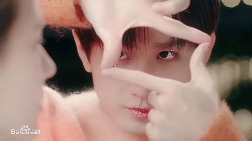 손모양을-하고-있는-남자-남풍지아의-스틸사진