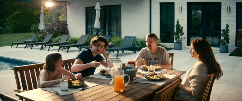 가족들이 휴가를 즐기고 있는 리브 더 월드 비하인드 주요 장면