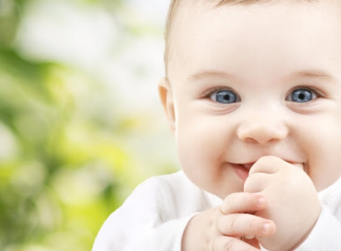 아기가 손가락 빠는 이유와 대처법