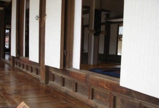 한옥의 문지방 구조와 프라이버시 설계 철학의 연결성