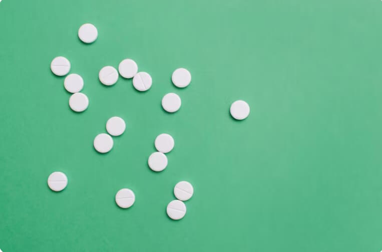 바닥에 놓여있는 알약