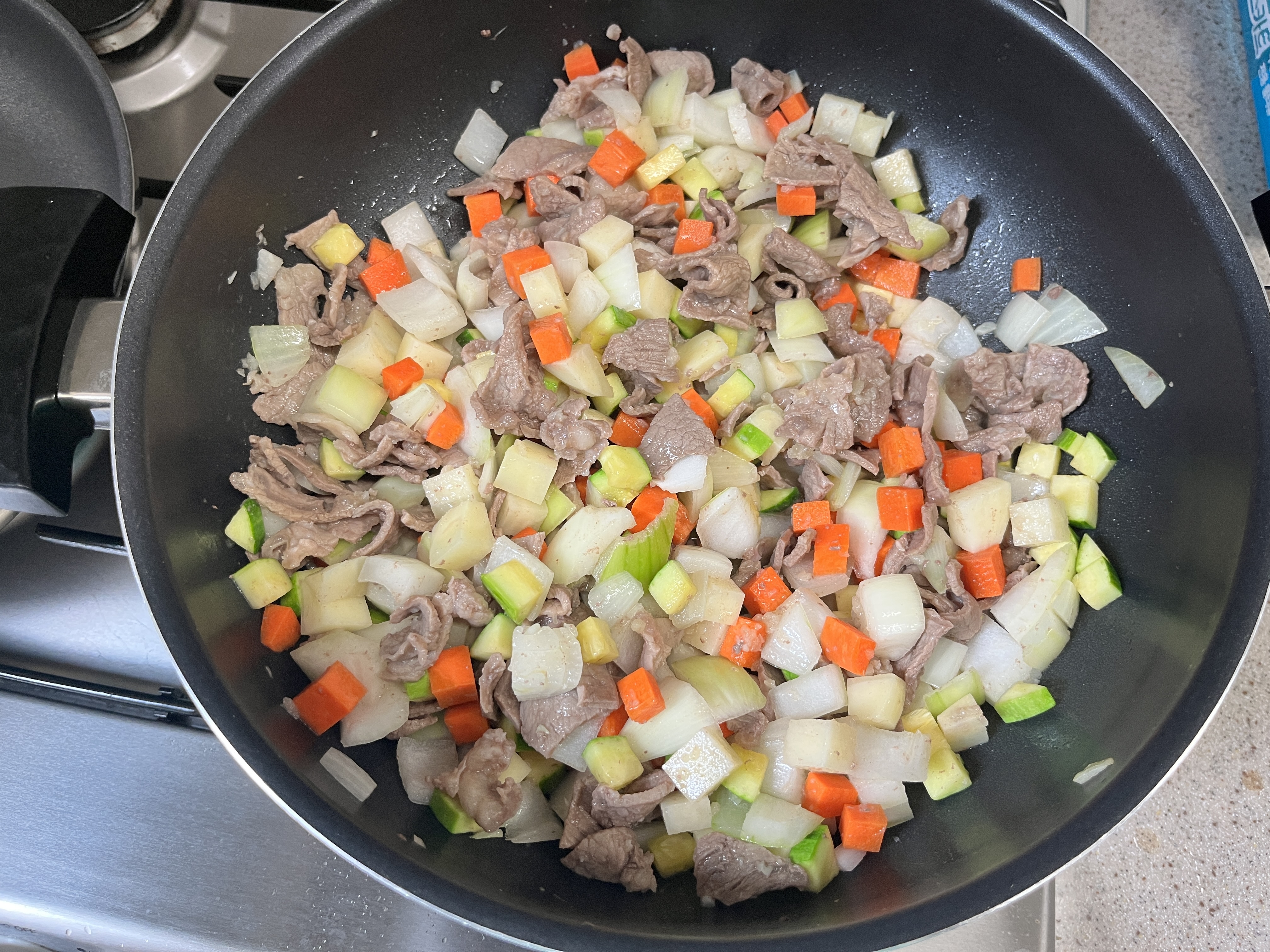 채소&amp;#44; 다진마늘 넣고 볶기