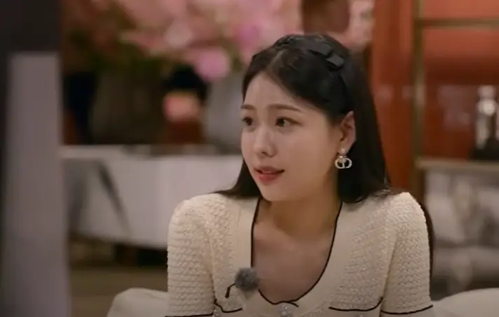 솔로지옥 3-
호텔의자위에 앉아 흰색 옷을 입고 긴생머리를 늘어뜨린채 왼쪽을 바라보는 조민지