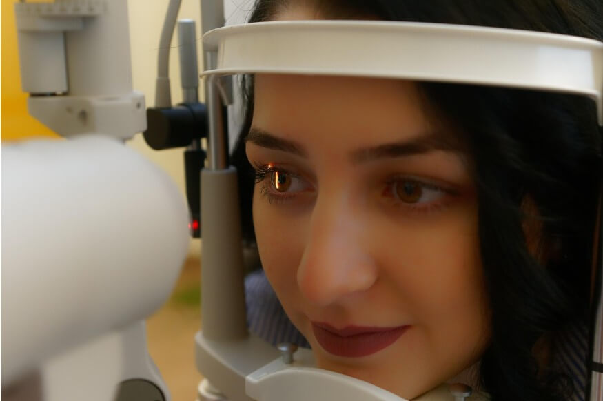 눈 검사 중인 여성