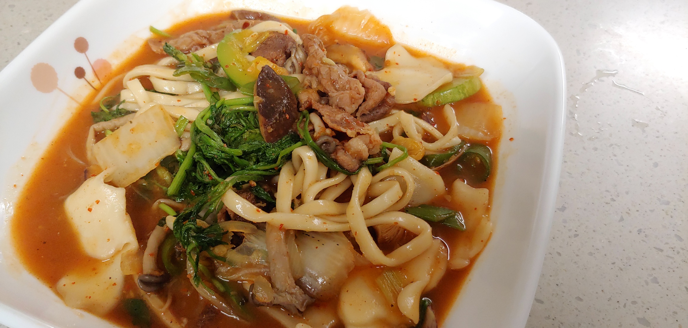 완성작. 구매한 제품에 따라 국수와 함께 수제비도 섞여있다.