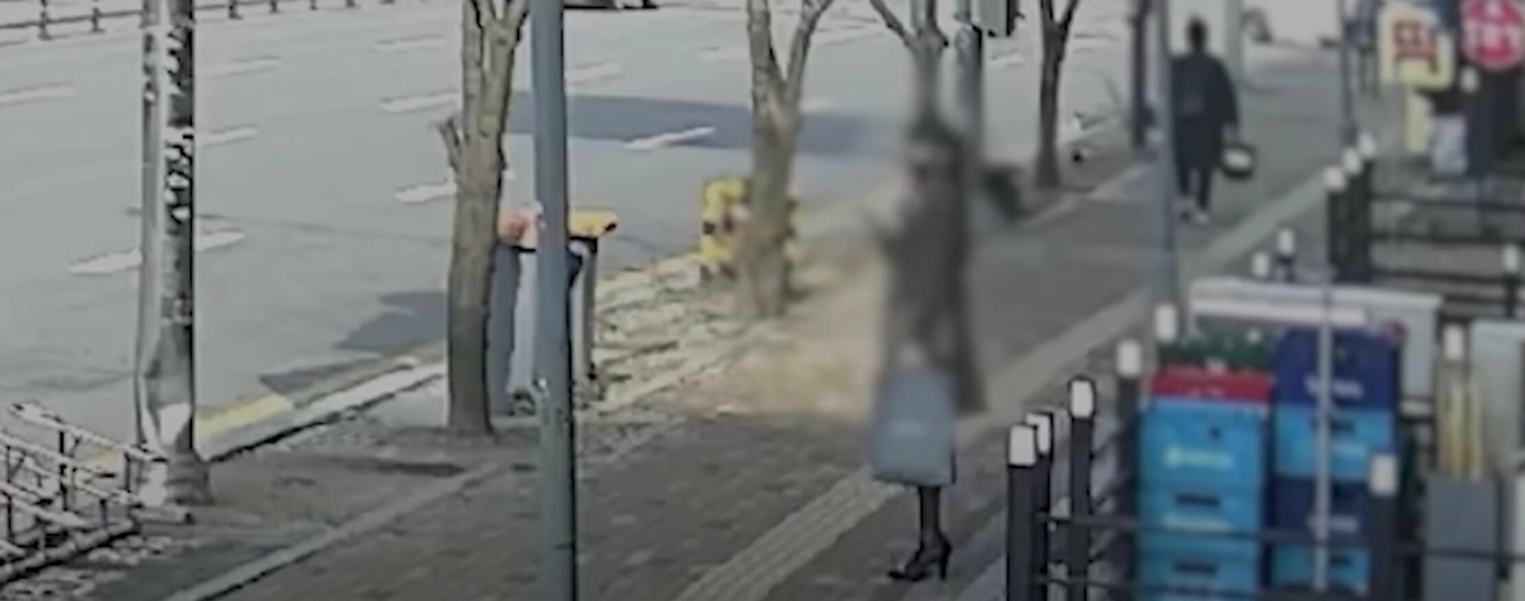 주변을 두리번거리는 여성