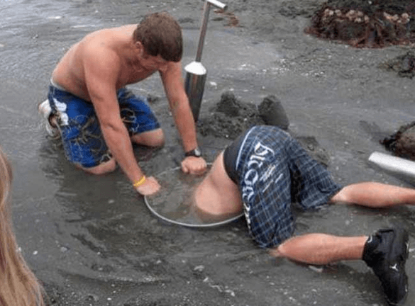 도랑을 만들기 위해 땅에 상반신을 집어넣고 있는 작업자