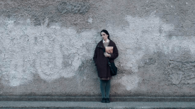 메릴 스트립 데뷔작 줄리아 스틸컷, 주인공이 벽에 기대어 서 있는 모습