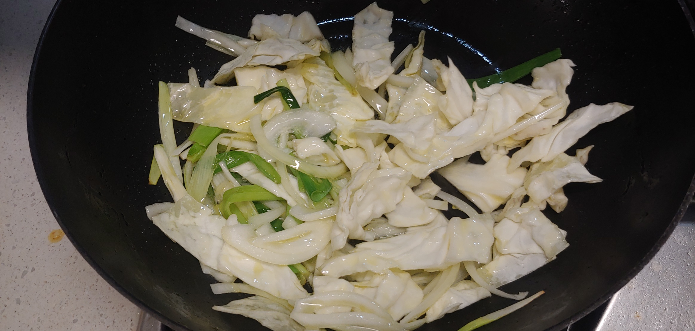 당근이나 애호박보다 양파랑 양배추를 먼저 볶는건, 양배추의 물을 내고 애호박과 당근의 식감은 최소한으로 볶아 식감을 살립니다.