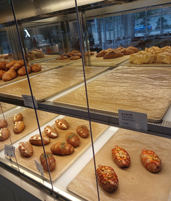 엔제리너스 빵 진열대