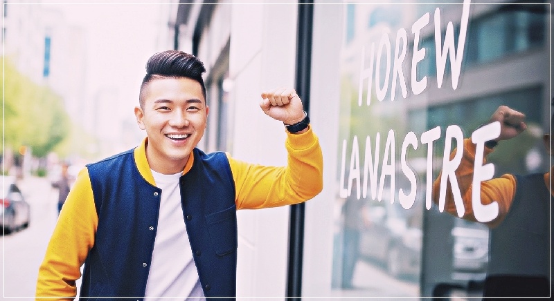 상점 앞에서 파이팅을 외치는 한국인 남성 청년 창업자