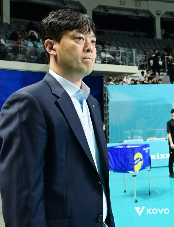 작전 타임 중 선수들에게 전술을 지시하는 GS칼텍스 이영택 감독