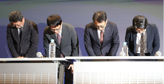 유영상 SK텔레콤 대표이사(왼쪽 세번째)를 포함한 경영진이 2일 서울 중구 SKT타워에서 열린 유심 정보 유출 관련 일일 브리핑에서 허리 숙여 사과하고 있다.