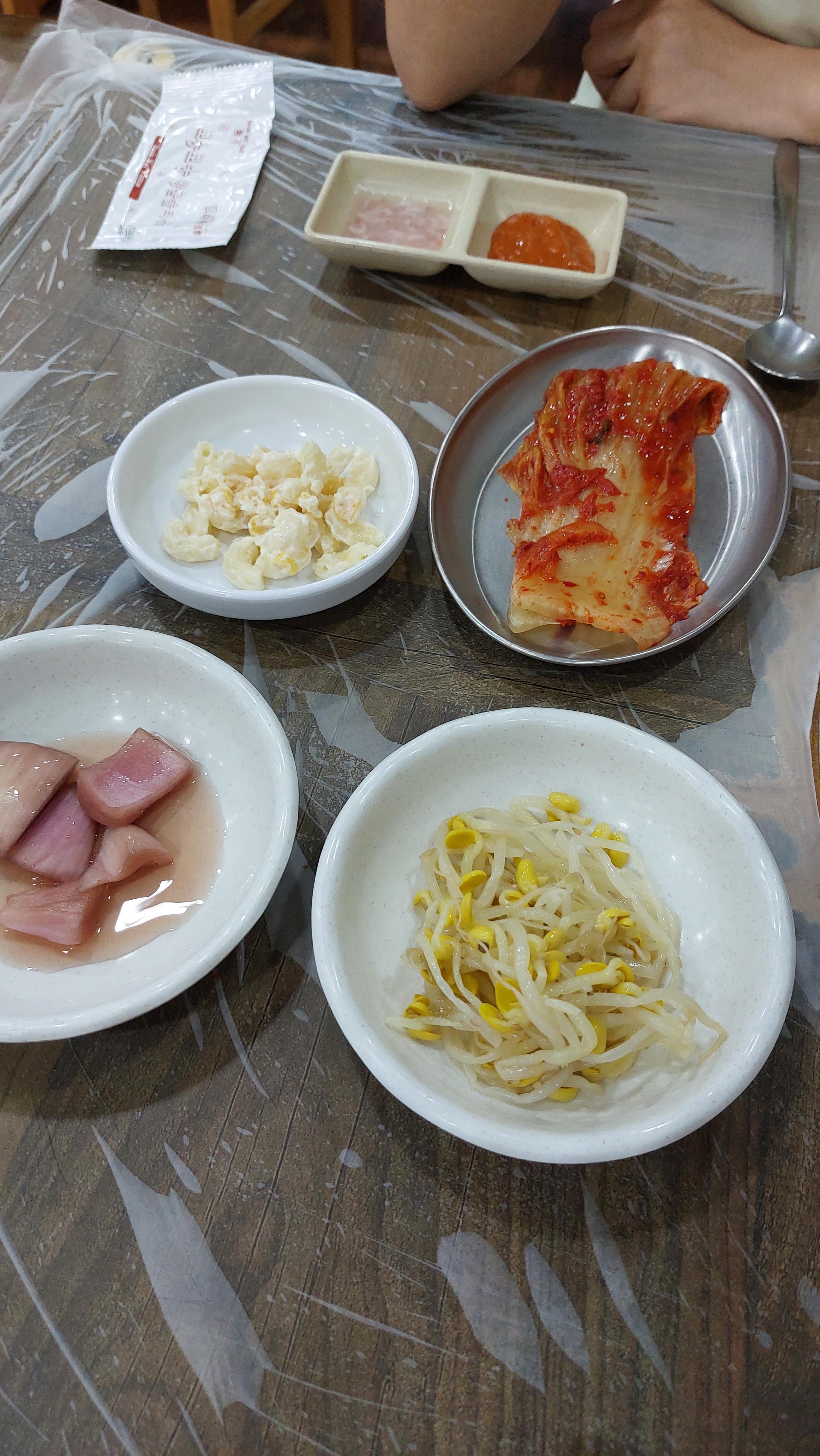 또먹돼지 반찬 콩나물 좋아하는데 콩나물 나와서 너무 좋다