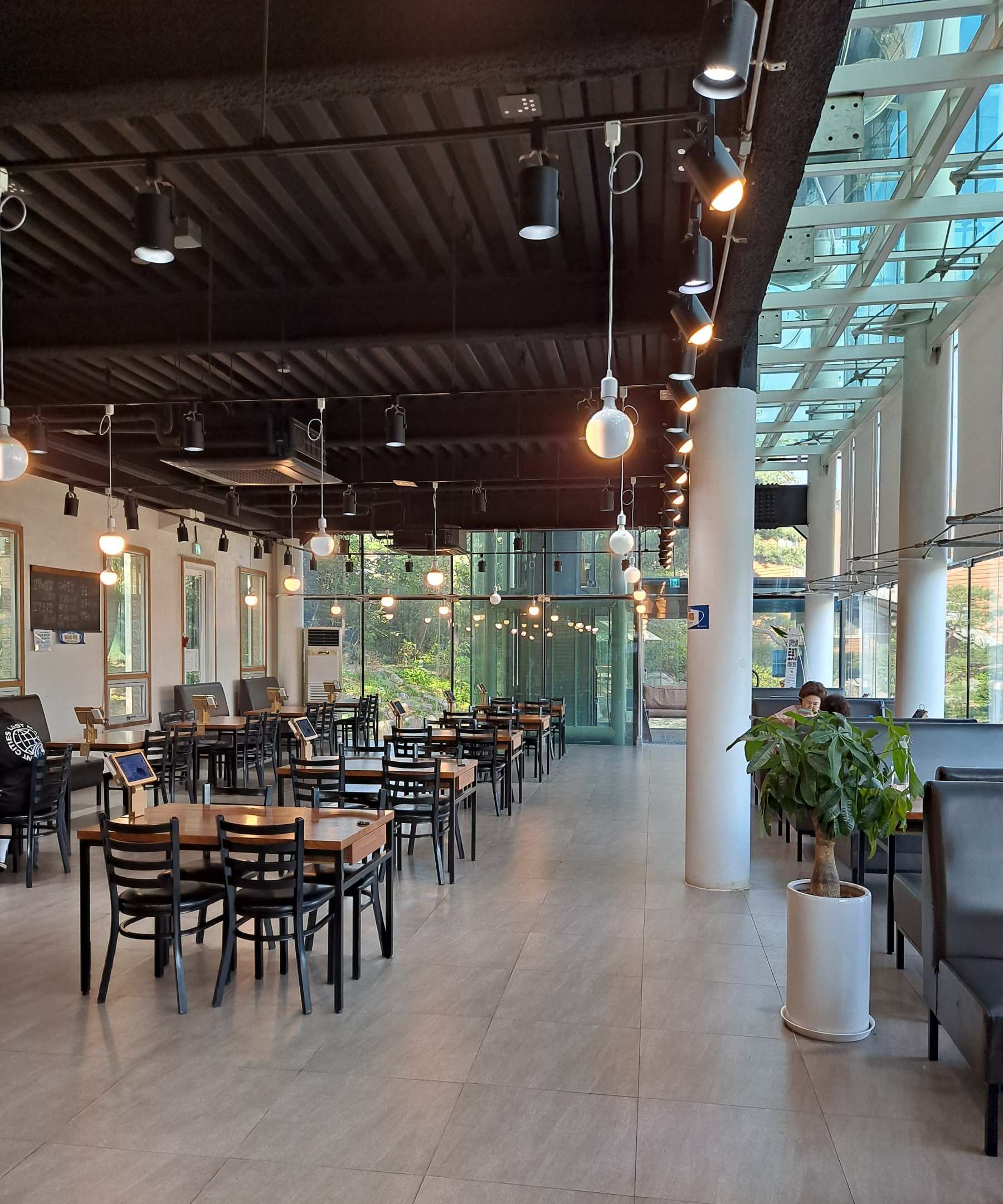 꼬막한상 매장내부