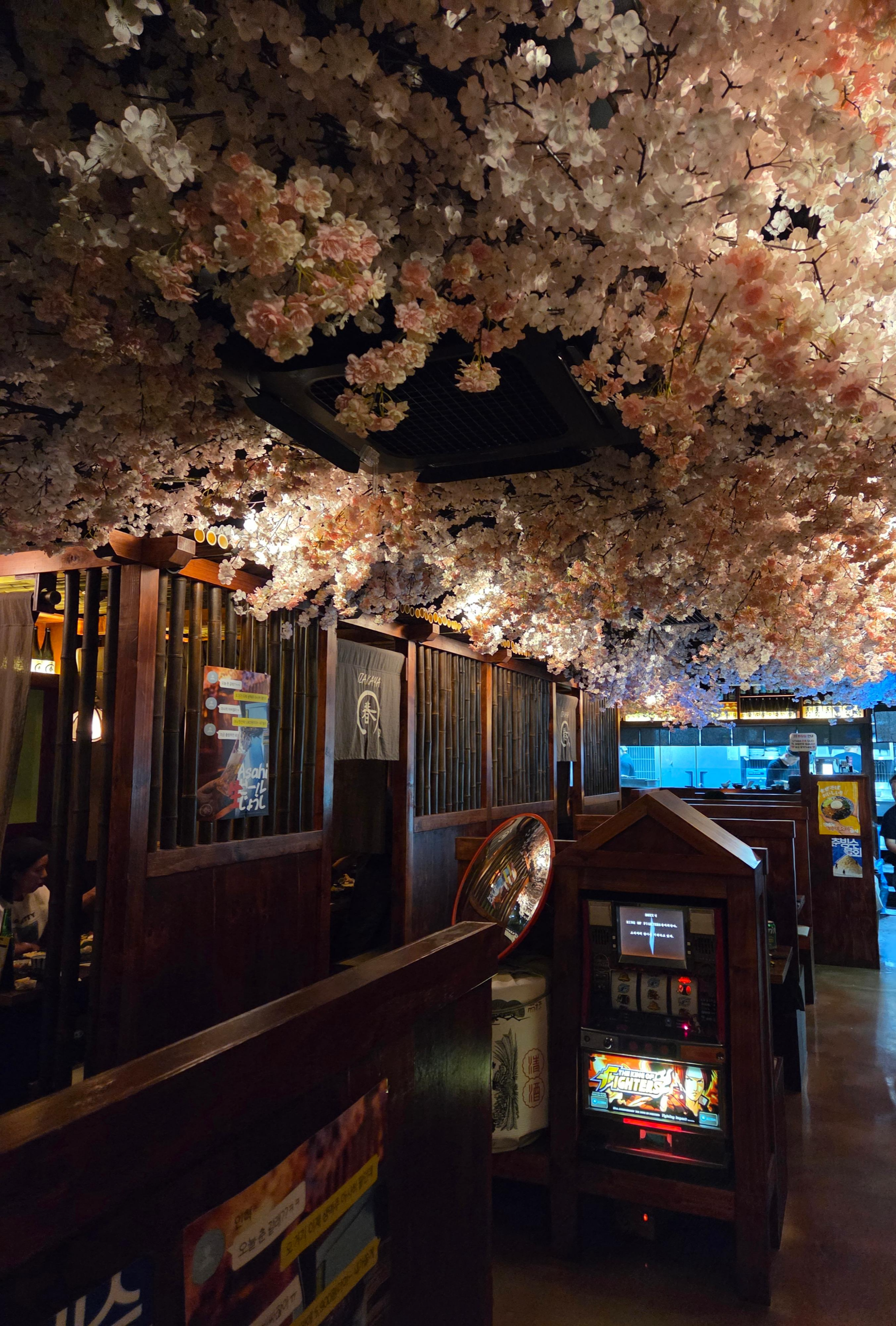 영등포 이자카야 춘 내부 전경과 손님 분위기