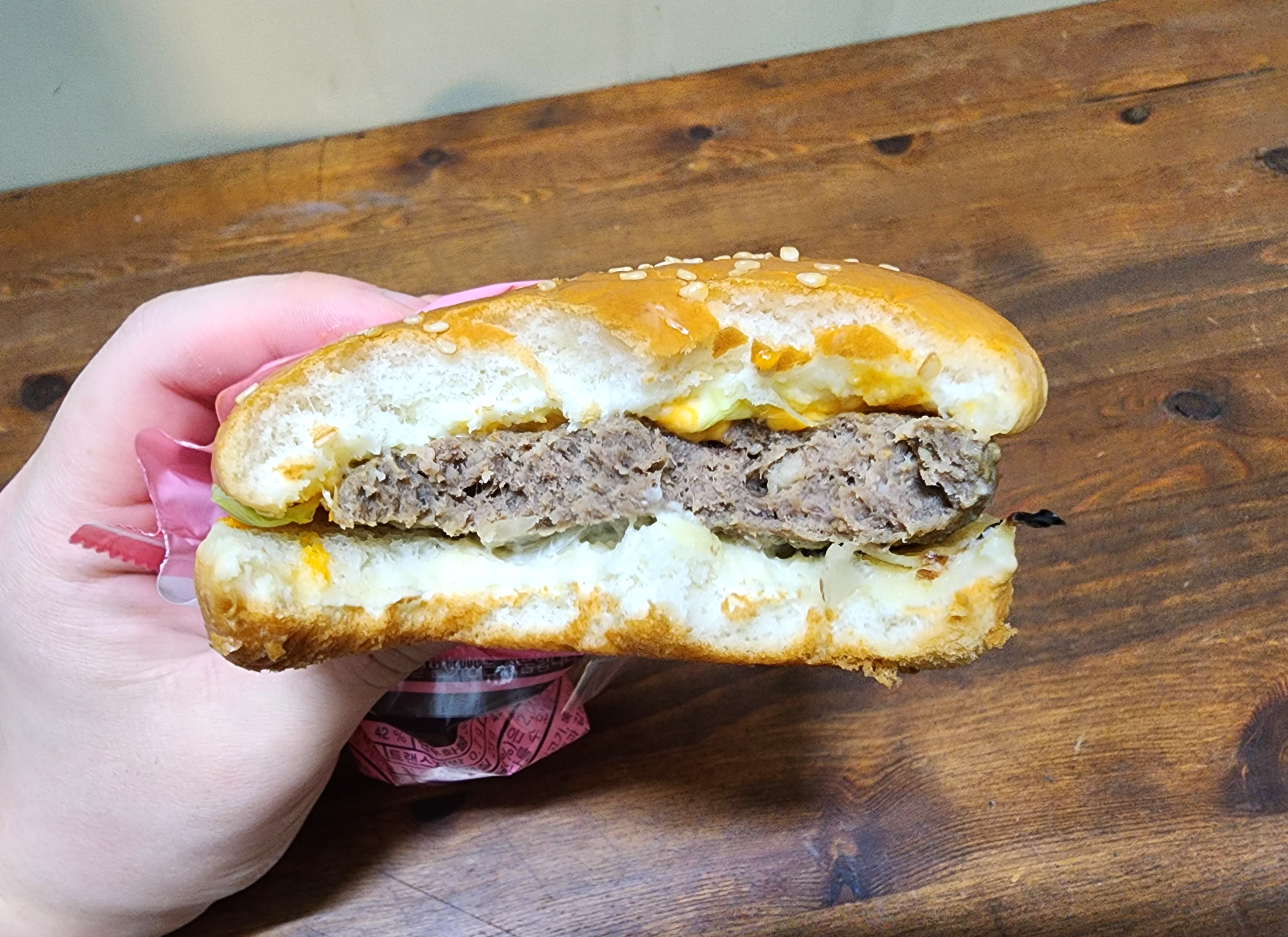 스리라차마요비프버거