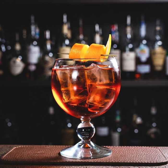 오렌지 필 가니시가 곁들여진 고전적이고 우아한 행키 팽키 완성 사진