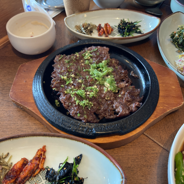 매운떡갈비
떡갈비에 다진 청양고추를 얹어준다.