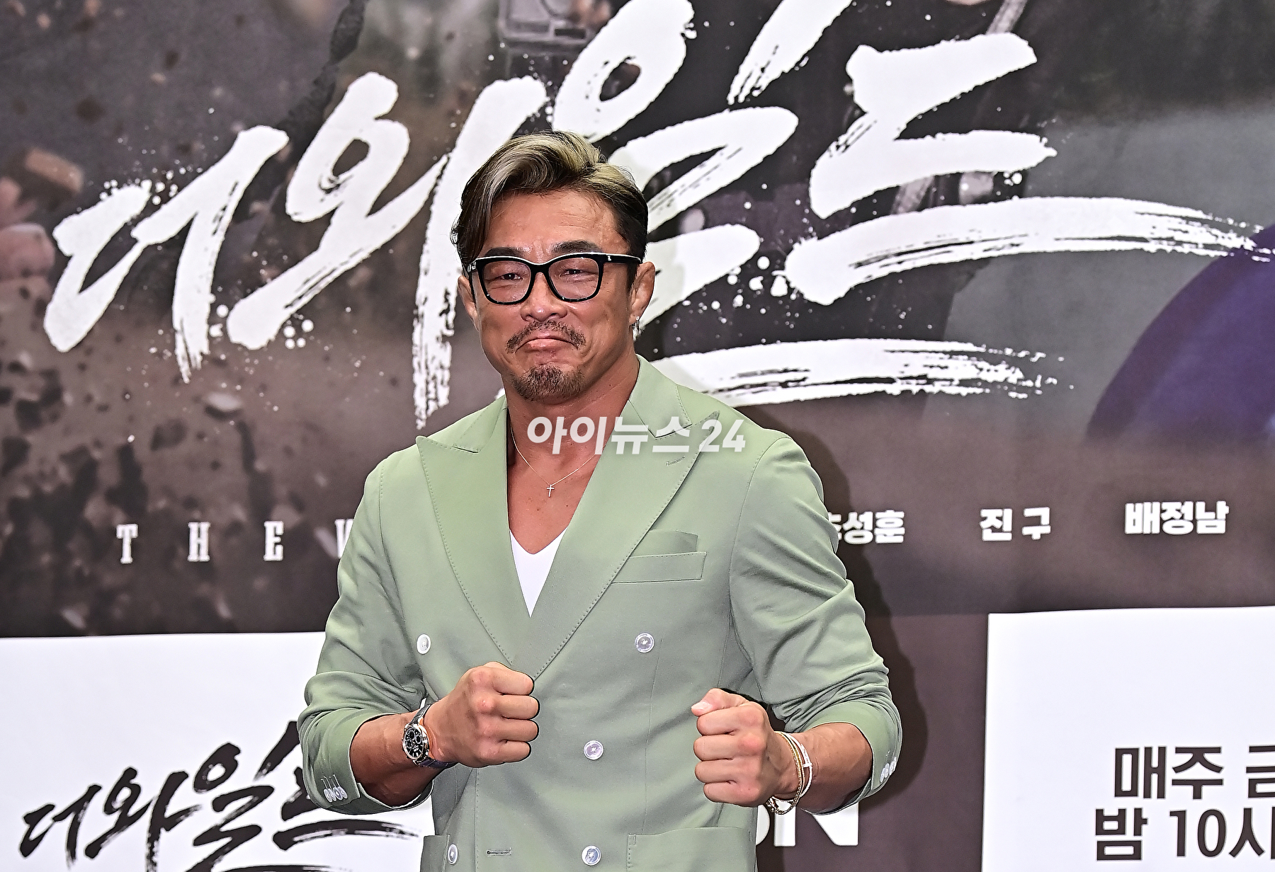 방송인 추성훈이 3일 오전 서울 상암동 스탠포드 호텔에서 진행된 MBN 새 예능 '더 와일드(THE WILD)'제작발표회에서 기념 촬영을 하고 있다. [사진=곽영래 기자]