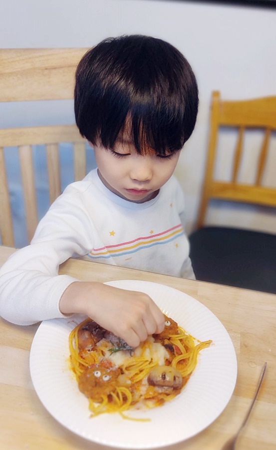 거미의 눈을 만지고 놀기바쁜 쿠웅이