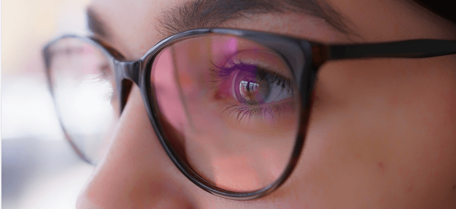 검은 안경을 쓰고 있는 여자