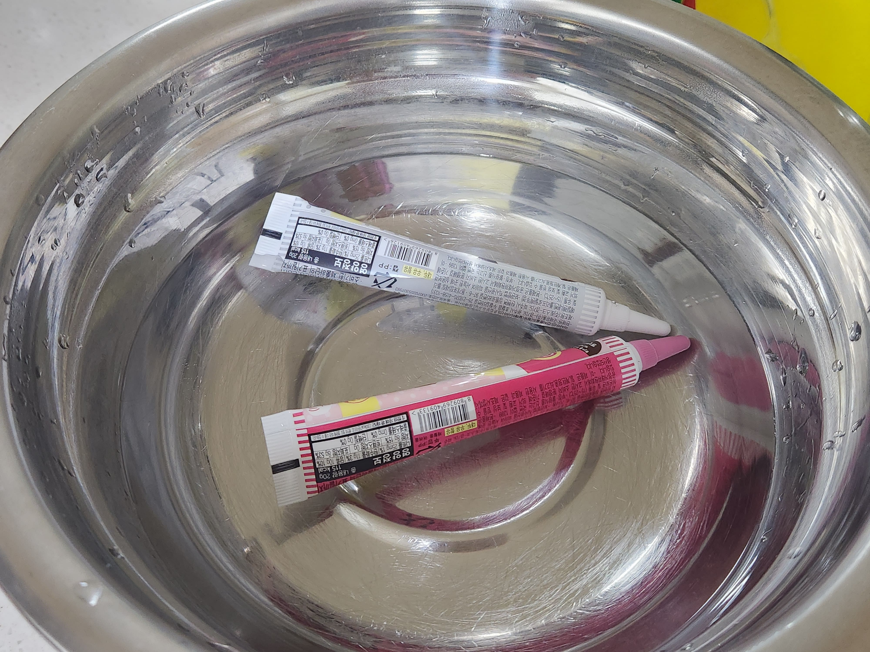 프레즐 위에 데코할 데코펜 녹이기