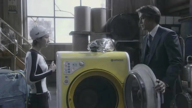 영화 《버블로 고! 타임머신은 드럼식》에서 주인공 마유미가 과거로 돌아가 일본의 버블 경제 붕괴를 막기 위해 고군분투하는 장면. 세탁기를 타임머신으로 설정한 독특한 설정이 인상적인 작품이다.