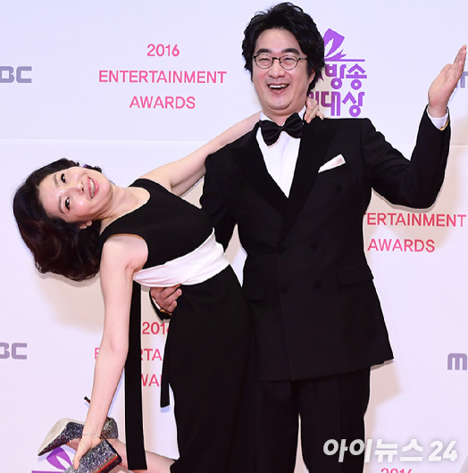 가정의학과 전문의 겸 방송인 여에스더(왼쪽)과 그의남편 홍혜걸이 '2016 MBC 방송연예대상' 레드카펫 행사에 참여하고 있다. [사진=정소희 기자]