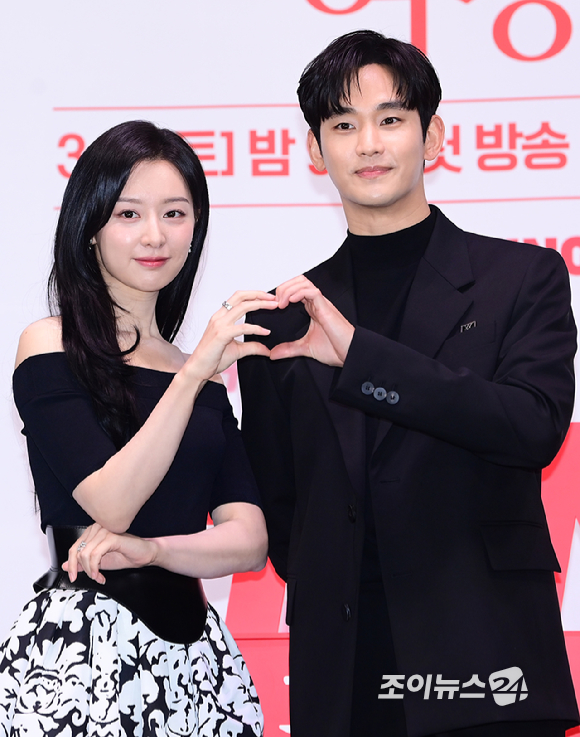 배우 김지원과 김수현이 7일 오전 서울 구로구 라마다호텔에서 열린 tvN 새 토일드라마 &#39;눈물의 여왕&#39;(극본 박지은 연출 장영우 김희원) 제작발표회에 참석하고 있다. [사진=정소희 기자]