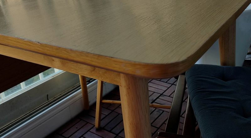 절단면이 무늬가 상판과 완전 따로놀고 있는 무늬목테이블