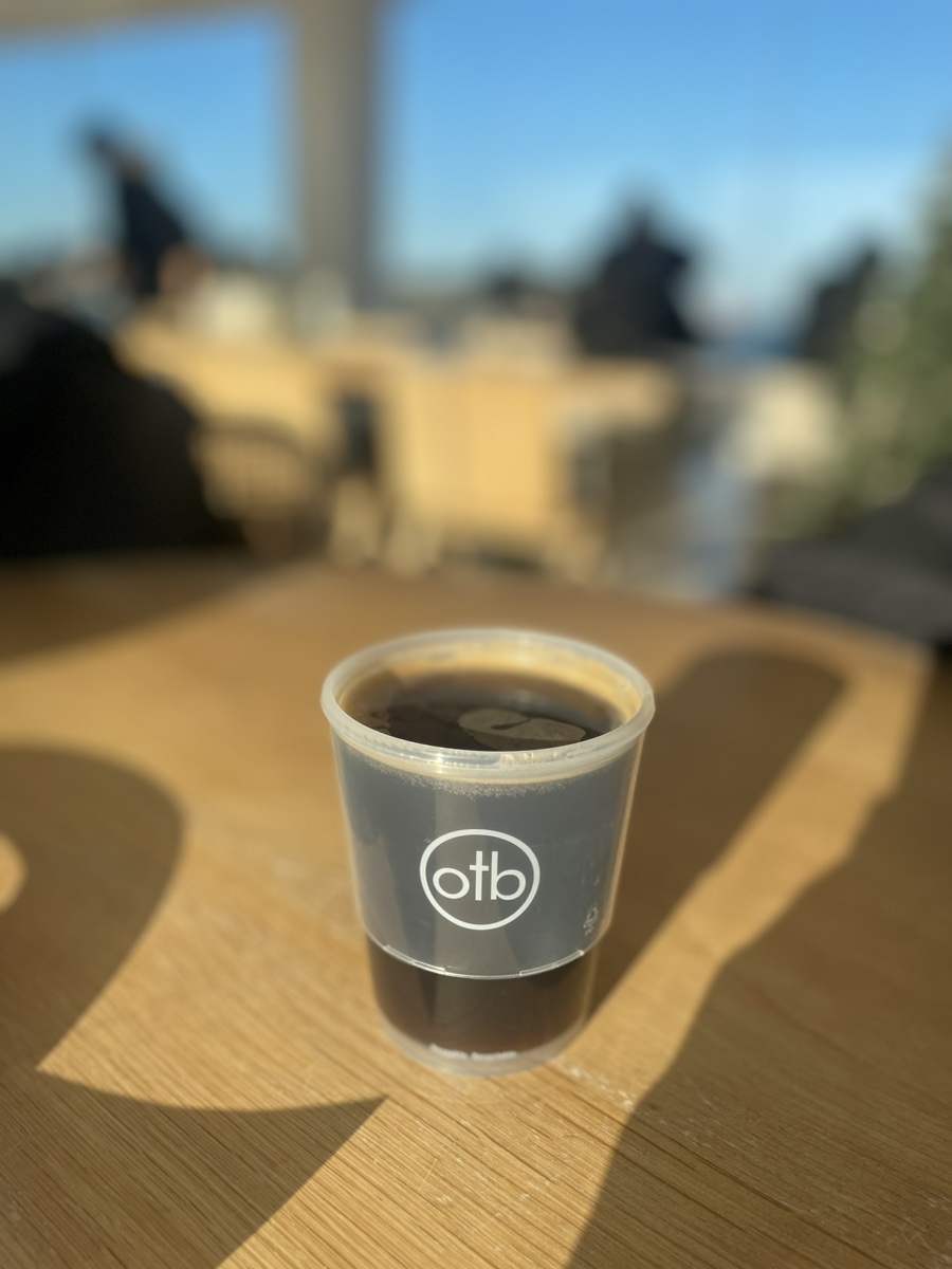 온더버튼 로고가 그려진 커피잔