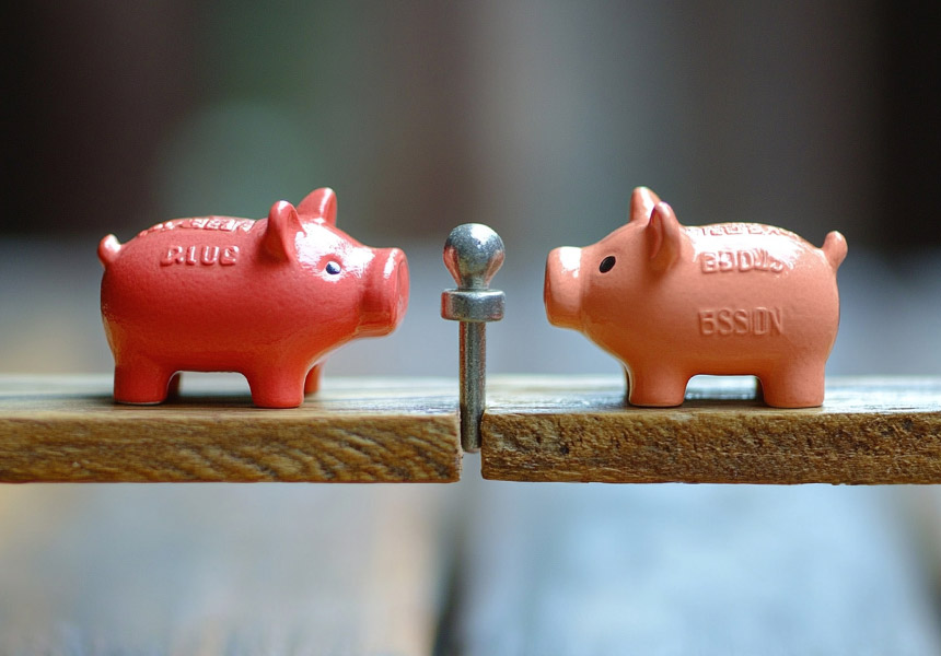 서로 마주 본 두 개의 돼지 저금통, 예금과 대출의 균형을 상징하는 이미지
