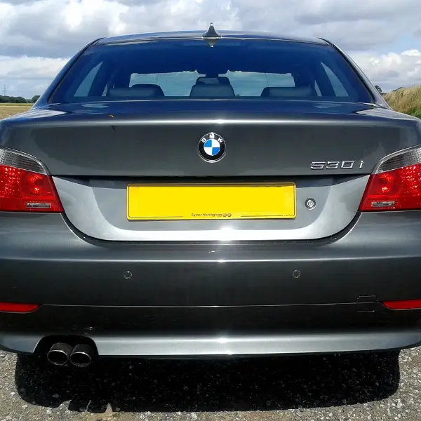 회색-bmw530i-후면부