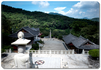 화방사 대웅전에서 바라본 화방사의 전경입니다.