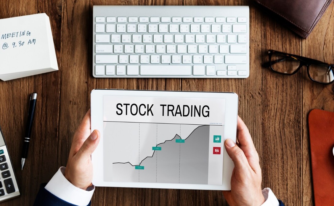 주식 그래프 화면 보는 사람