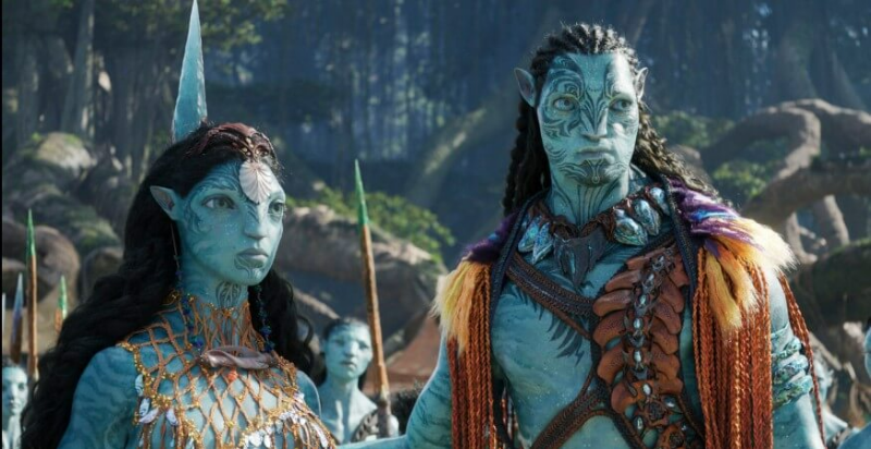 로날이 어딘가를 쳐다보는 장면