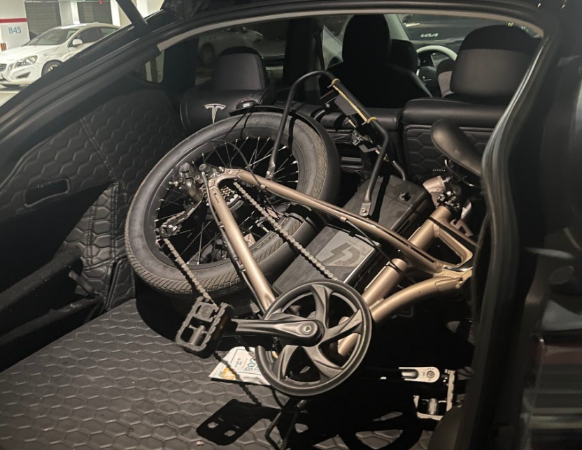 트렁크에 삼천리 접이식 자전거를 실은 사진