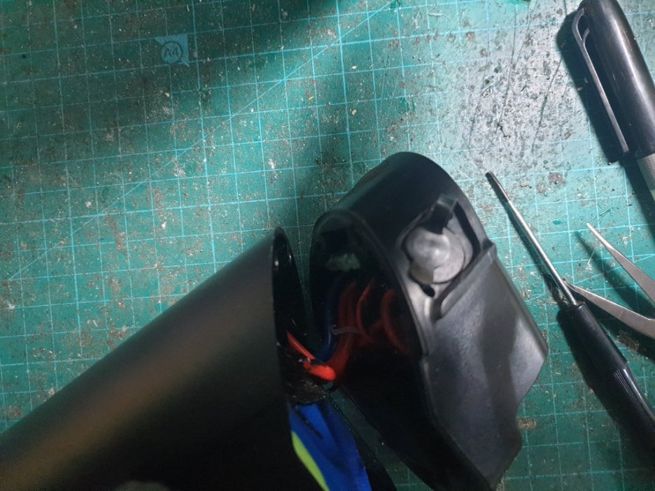 새 충전단자에 보호캡 추가